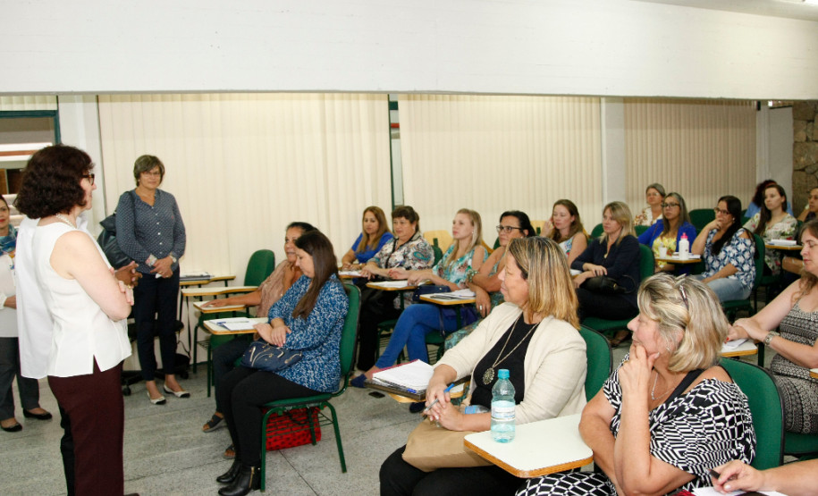 Educação orienta diretores para início do ano letivo Diretores e vice-diretores das 2.100 escolas da rede estadual de ensino participaram nesta quinta-feira (4) da primeira reunião técnica para o processo de transição entre os antigos e novos administradores escolares. “É um momento especial para que os diretores sejam orientados sobre o período de transição e sobre ações e metas para que o novo ano letivo aconteça com tranquilidade”, disse a secretária de Estado da Educação, professora Ana Seres.