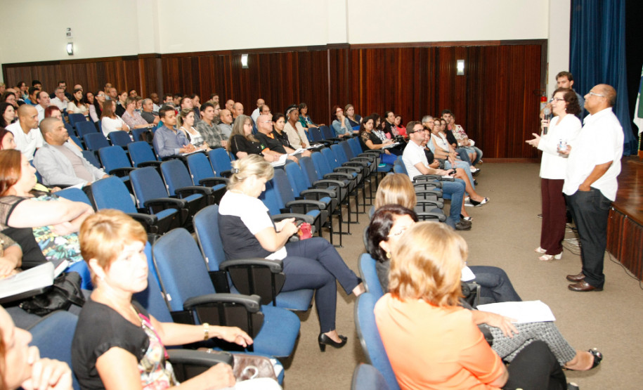 Educação orienta diretores para início do ano letivo Diretores e vice-diretores das 2.100 escolas da rede estadual de ensino participaram nesta quinta-feira (4) da primeira reunião técnica para o processo de transição entre os antigos e novos administradores escolares. “É um momento especial para que os diretores sejam orientados sobre o período de transição e sobre ações e metas para que o novo ano letivo aconteça com tranquilidade”, disse a secretária de Estado da Educação, professora Ana Seres.