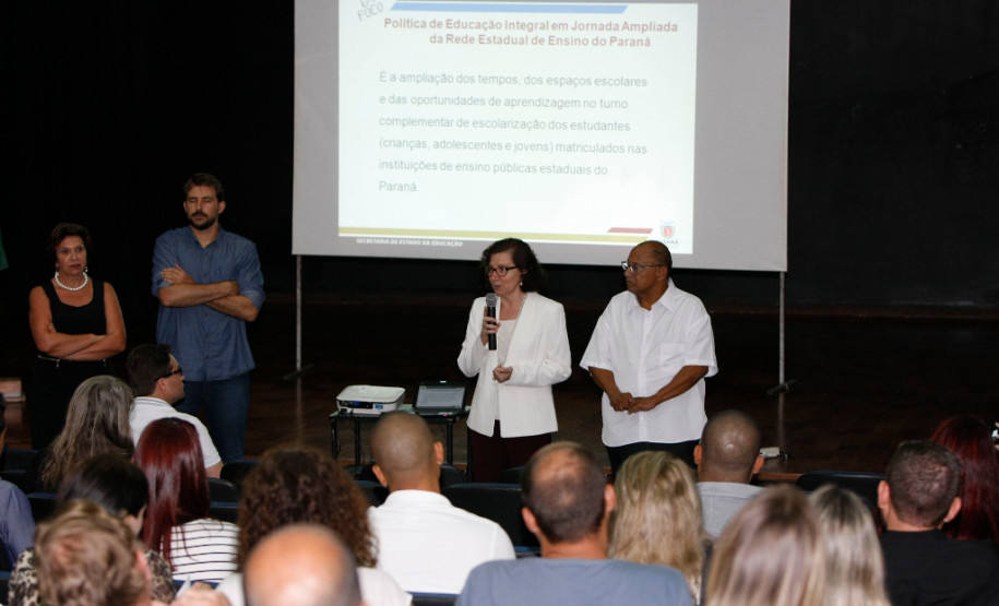 Educação orienta diretores para início do ano letivo Diretores e vice-diretores das 2.100 escolas da rede estadual de ensino participaram nesta quinta-feira (4) da primeira reunião técnica para o processo de transição entre os antigos e novos administradores escolares. “É um momento especial para que os diretores sejam orientados sobre o período de transição e sobre ações e metas para que o novo ano letivo aconteça com tranquilidade”, disse a secretária de Estado da Educação, professora Ana Seres.