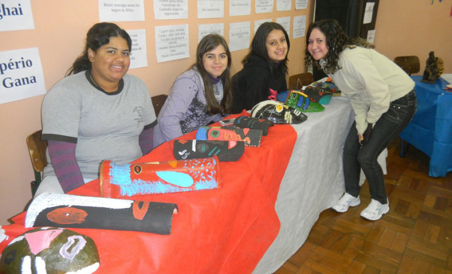 Colégios estaduais Telmo Octávio Müller, em Marmeleiro, e Cecília Meireles, em Sertaneja, promovem atividades para comemorar o 20 de novembro.