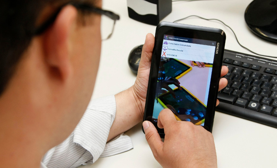 As escolas do Paraná terão um novo instrumento de interação que vai auxiliar no acompanhamento de suas ações pedagógicas. A Secretaria de Estado da Educação desenvolveu o aplicativo para dispositivos móveis que já está em teste em 70 instituições de ensino – é o projeto Conectados Paraná.