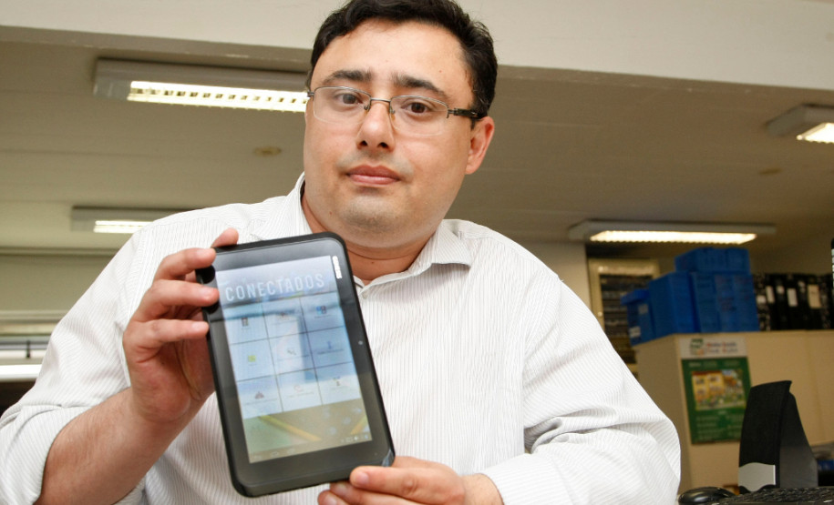 As escolas do Paraná terão um novo instrumento de interação que vai auxiliar no acompanhamento de suas ações pedagógicas. A Secretaria de Estado da Educação desenvolveu o aplicativo para dispositivos móveis que já está em teste em 70 instituições de ensino – é o projeto Conectados Paraná.