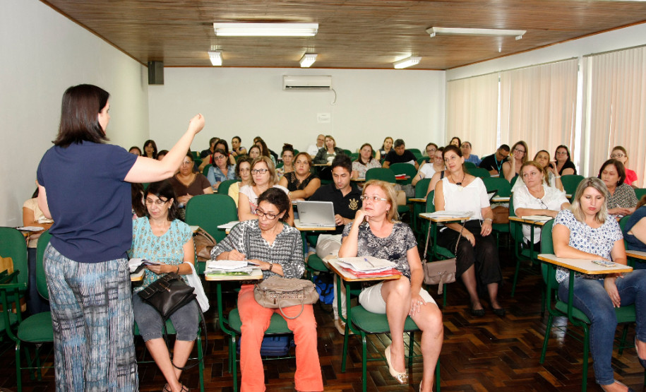 A nova turma do Programa de Desenvolvimento Educacional (PDE) inicia as atividades na próxima segunda-feira (22) com algumas novidades. O curso terá duração de dois anos, de acordo com o calendário escolar. Os professores da rede estadual de ensino participam das atividades da Semana Pedagógica, que acontece entre 22 e 24 deste mês e, em seguida, iniciam os cursos previstos no Programa.