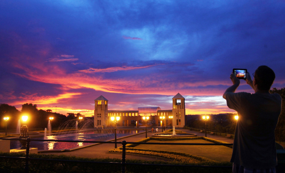 A partir da zero hora deste domingo (21) os relógios devem ser atrasados em uma hora, voltando a marcar 23h. Horário de verão durou quatro meses.