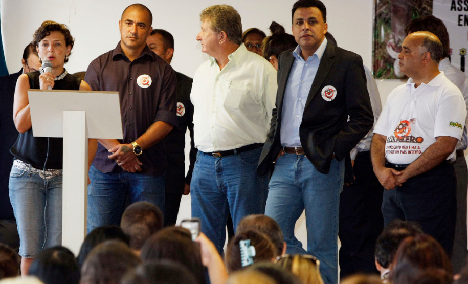 As escolas municipais e estaduais do Paraná iniciaram nesta sexta-feira (19) a campanha nacional de combate ao mosquito Aedes aegypti, transmissor da dengue, zika e chikungunya