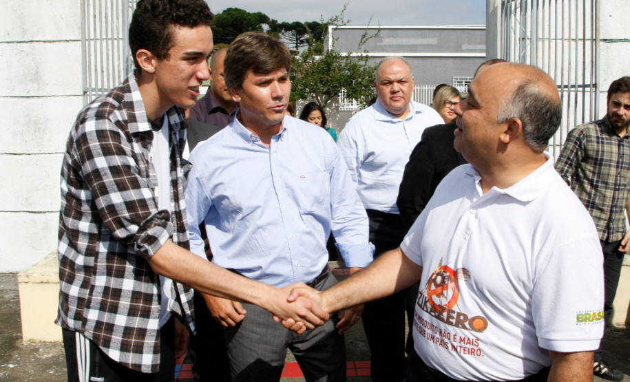 As escolas municipais e estaduais do Paraná iniciaram nesta sexta-feira (19) a campanha nacional de combate ao mosquito Aedes aegypti, transmissor da dengue, zika e chikungunya