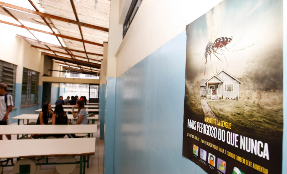 As escolas municipais e estaduais do Paraná iniciaram nesta sexta-feira (19) a campanha nacional de combate ao mosquito Aedes aegypti, transmissor da dengue, zika e chikungunya