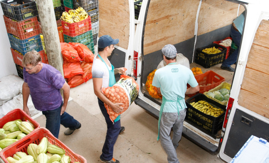 Chamada para Agricultura Familiar termina no dia 1° A chamada pública eletrônica para o cadastramento das propostas de cooperativas e associações para fornecimento de gêneros alimentícios provenientes da Agricultura Familiar termina no dia 1.º de março. As cooperativas e associações de pequenos produtores que vão fornecer os alimentos às 2.100 escolas estaduais devem fazer o cadastro no endereço www.comunidade.diaadia.pr.gov.br.