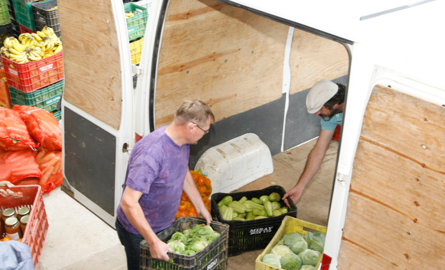 Chamada para Agricultura Familiar termina no dia 1° A chamada pública eletrônica para o cadastramento das propostas de cooperativas e associações para fornecimento de gêneros alimentícios provenientes da Agricultura Familiar termina no dia 1.º de março. As cooperativas e associações de pequenos produtores que vão fornecer os alimentos às 2.100 escolas estaduais devem fazer o cadastro no endereço www.comunidade.diaadia.pr.gov.br.