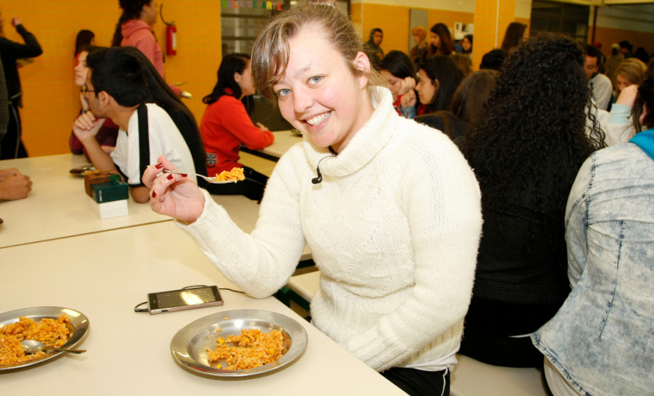 As escolas da rede estadual de ensino começam a receber nesta segunda-feira (22) a primeira remessa de alimentos para a merenda escolar. São mais de duas toneladas de alimentos não perecíveis. O investimento é de cerca R$ 9 milhões. A partir do dia 29, quando inicia o ano letivo, as unidades escolares vão receber a primeira remessa de carnes de frango, bovina, suína e filé de peixe.