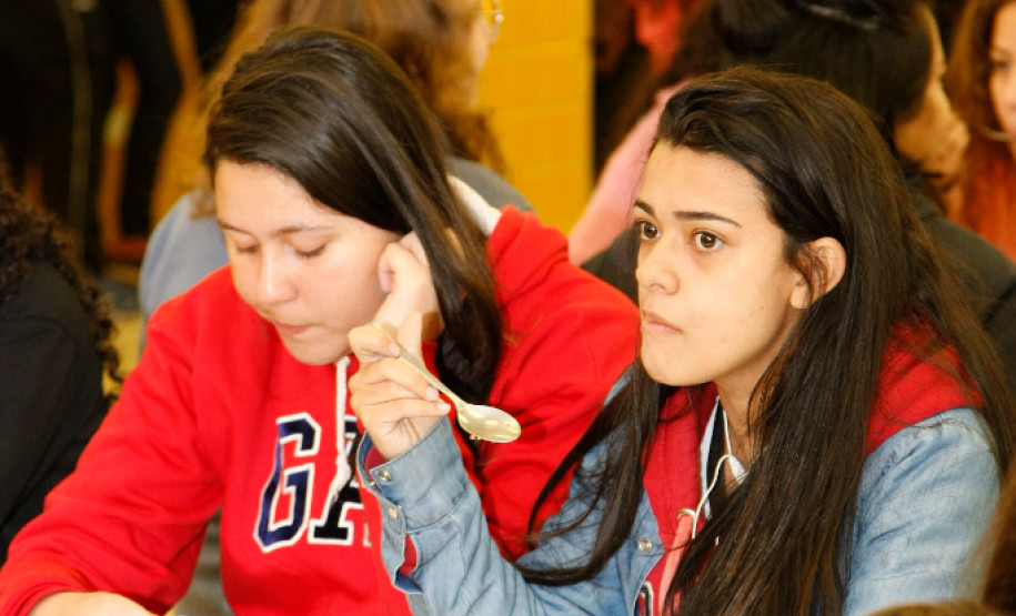 As escolas da rede estadual de ensino começam a receber nesta segunda-feira (22) a primeira remessa de alimentos para a merenda escolar. São mais de duas toneladas de alimentos não perecíveis. O investimento é de cerca R$ 9 milhões. A partir do dia 29, quando inicia o ano letivo, as unidades escolares vão receber a primeira remessa de carnes de frango, bovina, suína e filé de peixe.