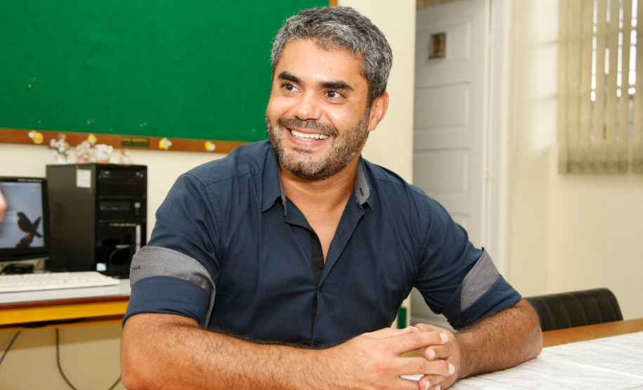 No Colégio Estadual Ernani Vidal, o diretor Iran Frank da Silva aproveitou o primeiro dia de trabalho letivo para apresentar aos funcionários o Plano de Ação da sua gestão, que inicia nesta segunda-feira (22). “Esse momento é importante para apresentarmos o nosso Plano de Ação e discutirmos quais as mudanças necessárias para construirmos juntos o projeto de gestão para a escola nos próximos anos. Esse diálogo vai somar muito ao processo pedagógico”, disse Iran.