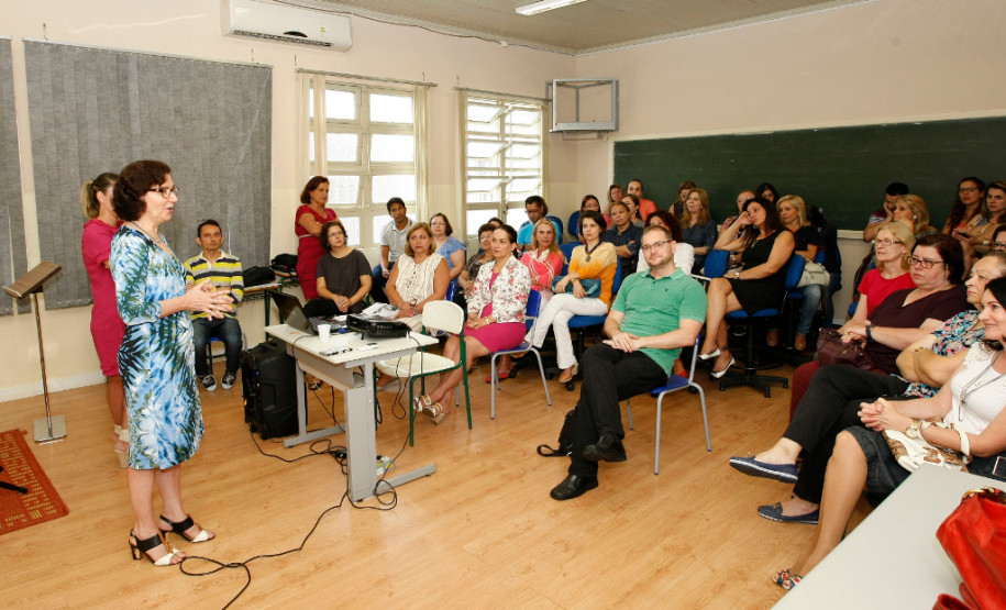 As atividades da Semana Pedagógica começaram nesta segunda-feira (22) em todo o Paraná, com a participação de cerca de 100 mil profissionais das 2,1 mil unidades da rede estadual de ensino. As programações regionais foram organizadas pelos 32 Núcleos de Educação, com suporte das equipes pedagógicas da Secretaria Estadual. Colégio Estadual Rio Branco.