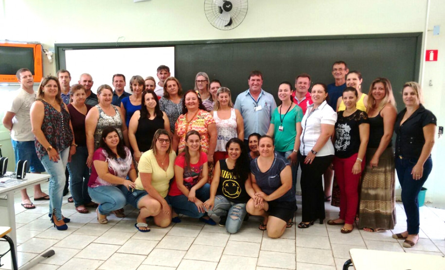 Neste primeiro dia, as atividades foram concentradas nas próprias escolas para que professores e funcionários conheçam as propostas de gestão para o novo ano letivo. Os profissionais também debateram temas relacionados à Educação em Direitos Humanos, Rede de Proteção, Abandono Escolar e Indicadores Educacionais, como as taxas de rendimento e desempenho escolar que darão suporte ao Plano de Ação das escolas.