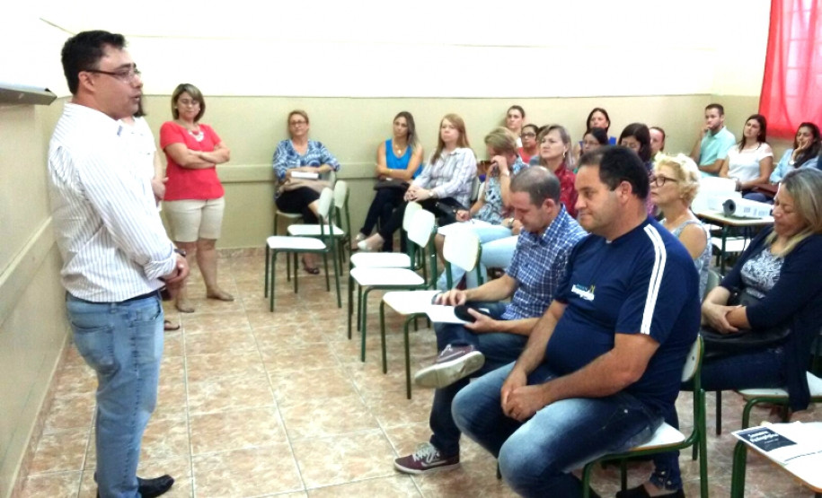 Neste primeiro dia, as atividades foram concentradas nas próprias escolas para que professores e funcionários conheçam as propostas de gestão para o novo ano letivo. Os profissionais também debateram temas relacionados à Educação em Direitos Humanos, Rede de Proteção, Abandono Escolar e Indicadores Educacionais, como as taxas de rendimento e desempenho escolar que darão suporte ao Plano de Ação das escolas.