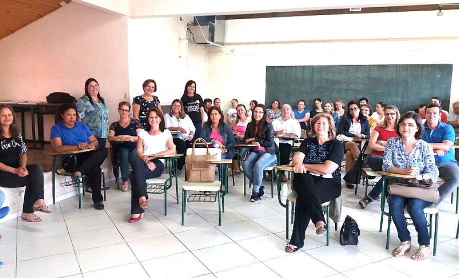 Neste primeiro dia, as atividades foram concentradas nas próprias escolas para que professores e funcionários conheçam as propostas de gestão para o novo ano letivo. Os profissionais também debateram temas relacionados à Educação em Direitos Humanos, Rede de Proteção, Abandono Escolar e Indicadores Educacionais, como as taxas de rendimento e desempenho escolar que darão suporte ao Plano de Ação das escolas.