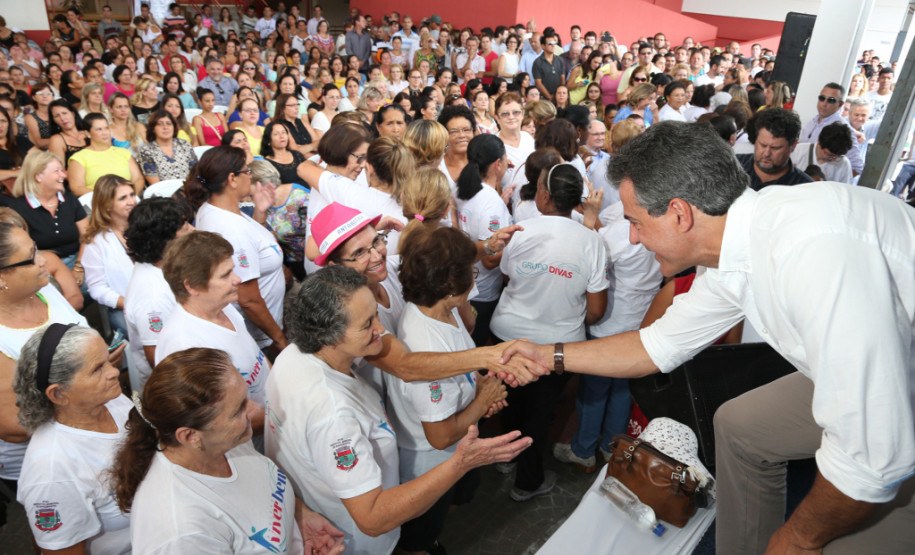 O município de Bandeirantes, no Norte Pioneiro, passa a abrigar um novo Centro Estadual de Educação Profissional. O governador Beto Richa esteve no município nesta quinta-feira (25) para inaugurar a nova escola, que recebeu o nome de Professor Osório Gonçalves Nogueira, um pioneiro e líder na região. É a nona escola de educação profissional entregue pelo governador, desde 2011. É a terceira do Norte Pioneiro.