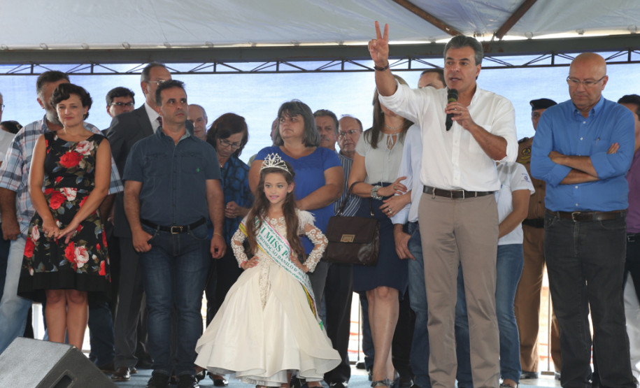 O município de Bandeirantes, no Norte Pioneiro, passa a abrigar um novo Centro Estadual de Educação Profissional. O governador Beto Richa esteve no município nesta quinta-feira (25) para inaugurar a nova escola, que recebeu o nome de Professor Osório Gonçalves Nogueira, um pioneiro e líder na região. É a nona escola de educação profissional entregue pelo governador, desde 2011. É a terceira do Norte Pioneiro.