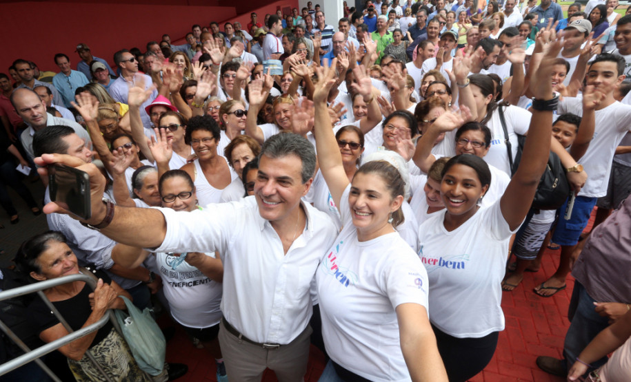 O município de Bandeirantes, no Norte Pioneiro, passa a abrigar um novo Centro Estadual de Educação Profissional. O governador Beto Richa esteve no município nesta quinta-feira (25) para inaugurar a nova escola, que recebeu o nome de Professor Osório Gonçalves Nogueira, um pioneiro e líder na região. É a nona escola de educação profissional entregue pelo governador, desde 2011. É a terceira do Norte Pioneiro.