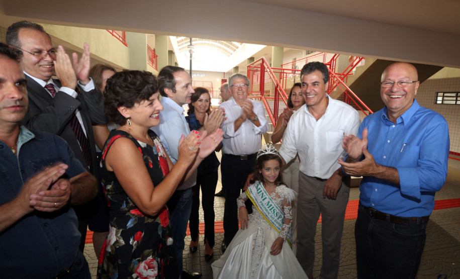 O município de Bandeirantes, no Norte Pioneiro, passa a abrigar um novo Centro Estadual de Educação Profissional. O governador Beto Richa esteve no município nesta quinta-feira (25) para inaugurar a nova escola, que recebeu o nome de Professor Osório Gonçalves Nogueira, um pioneiro e líder na região. É a nona escola de educação profissional entregue pelo governador, desde 2011. É a terceira do Norte Pioneiro.