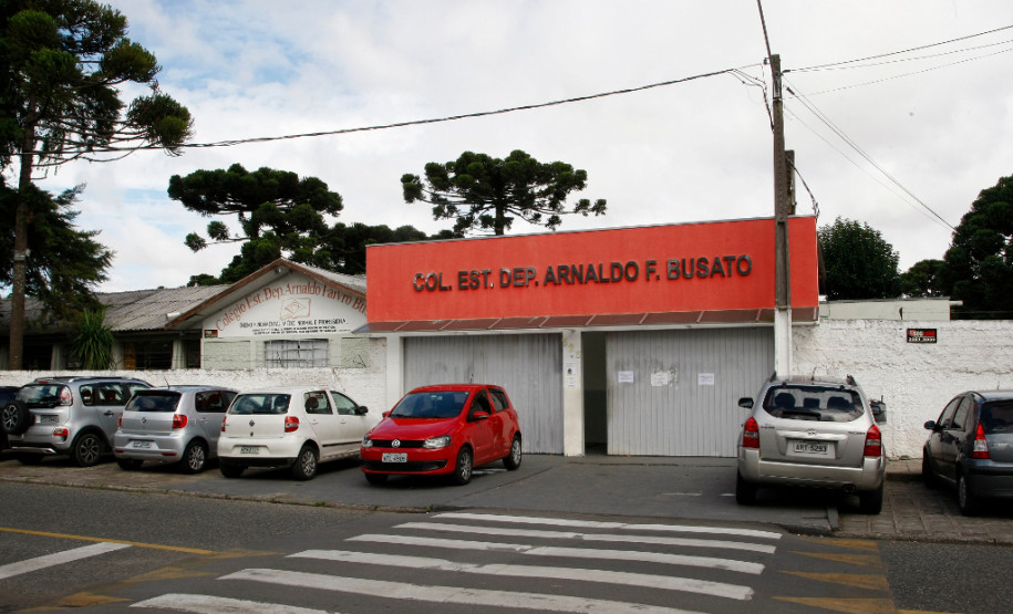 O colégio estadual Deputado Arnaldo Busato, em Pinhais, na Região Metropolitana de Curitiba, recebeu nesta sexta-feira (26) a primeira remessa dos alimentos não perecíveis. São itens como açúcar, arroz, cereais, biscoito, chá, ervilha, milho verde, feijão, macarrão. Os alimentos devem suprir 43 dias letivos.