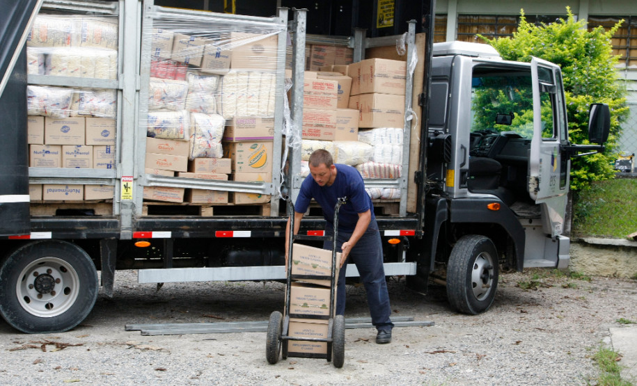 No colégio, que atende alunos do ensino fundamental, médio e profissional, são servidas 800 refeições diariamente. As merendeiras garantem: o cardápio é variado todo dia. O menu inclui arroz, feijão, carnes, saladas, moqueca de peixe, farofa, suco, frutas e pudim de leite.