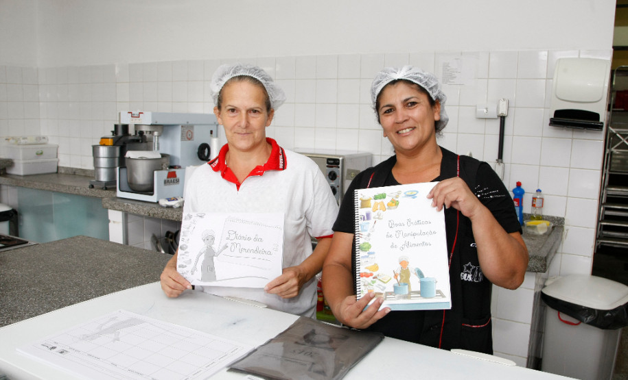 A Secretaria de Estado da Educação entrega nesta e na próxima semana às escolas da rede estadual – junto com a primeira remessa da merenda escolar – um kit que traz material com orientações para auxiliar os profissionais que atuam nas cozinhas escolares sobre os cuidados com a manipulação dos alimentos e atividades dentro das cozinhas