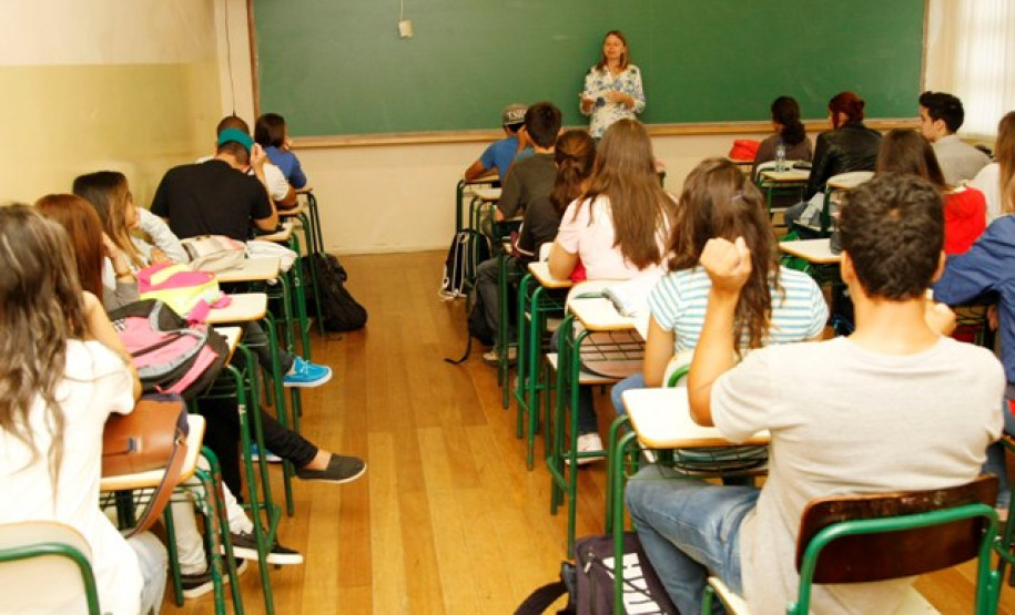 As 2,1 mil escolas estaduais abrem as portas para iniciar ano letivo 2016. Escolas concluiram preparativos e muitas têm projetos especiais, como ampliar parceria com comunidade.