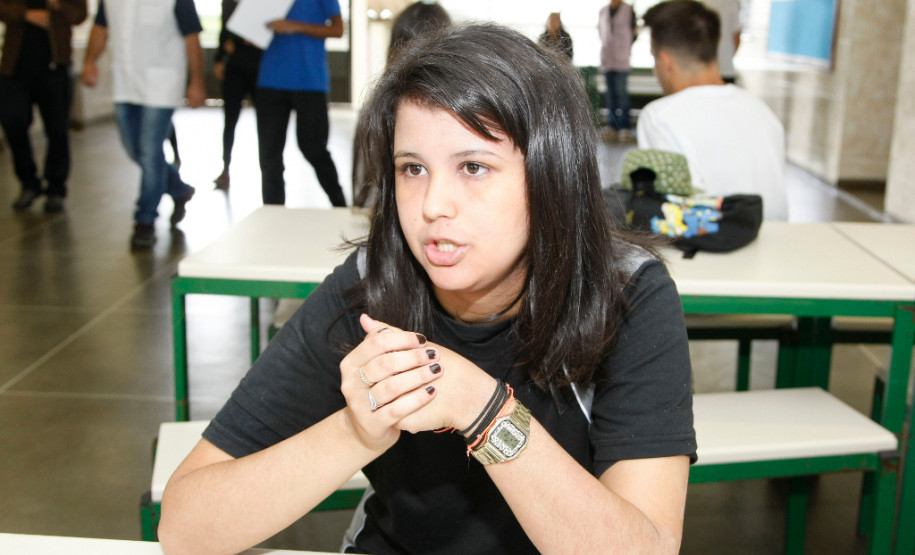 “Espero que 2016 seja melhor, porque o ano passado foi bem corrido. Começando sem nenhum imprevisto acredito que teremos uma boa preparação para os vestibulares”, disse a aluna Aline Sgarioni, 16 anos, do 3° ano.