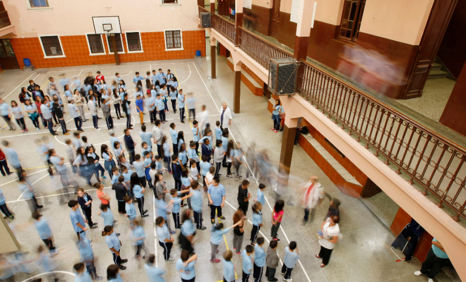 Alunos verificam ensalamento no primeiro dia de aulas do Instituto de Educação Erasmo Pilotto, em Curitiba.