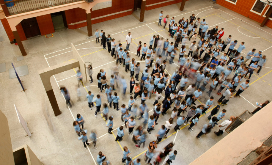 Alunos verificam ensalamento no primeiro dia de aulas do Instituto de Educação Erasmo Pilotto, em Curitiba.