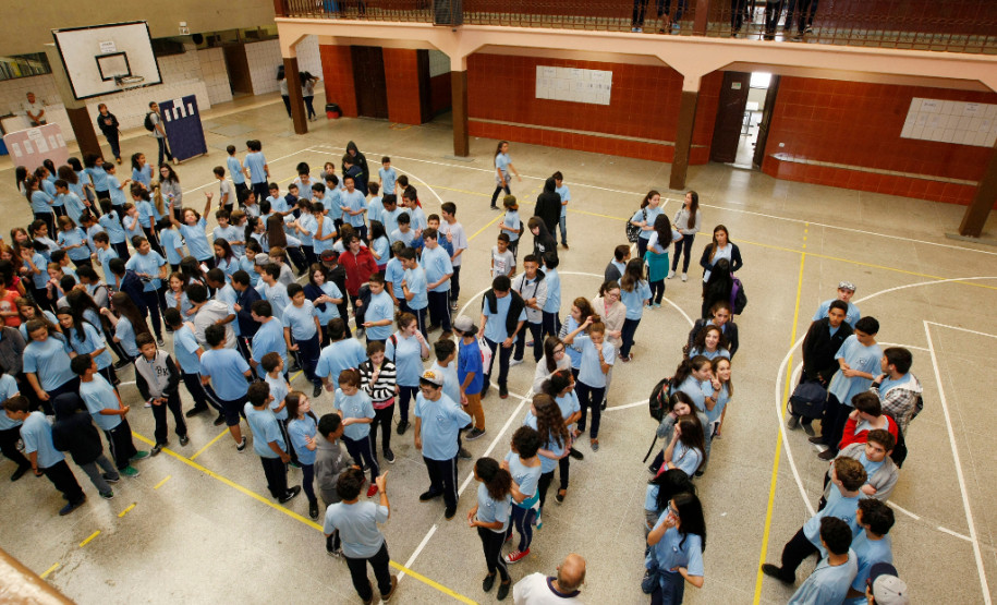 Alunos verificam ensalamento no primeiro dia de aulas do Instituto de Educação Erasmo Pilotto, em Curitiba.