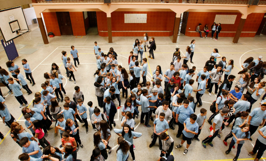 Alunos verificam ensalamento no primeiro dia de aulas do Instituto de Educação Erasmo Pilotto, em Curitiba.