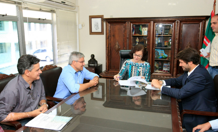 Os estudantes de Florestópolis, município da região Norte do Paraná, serão beneficiados com um novo ônibus escolar, com capacidade para 22 pessoas e já adaptado com plataforma para acessibilidade