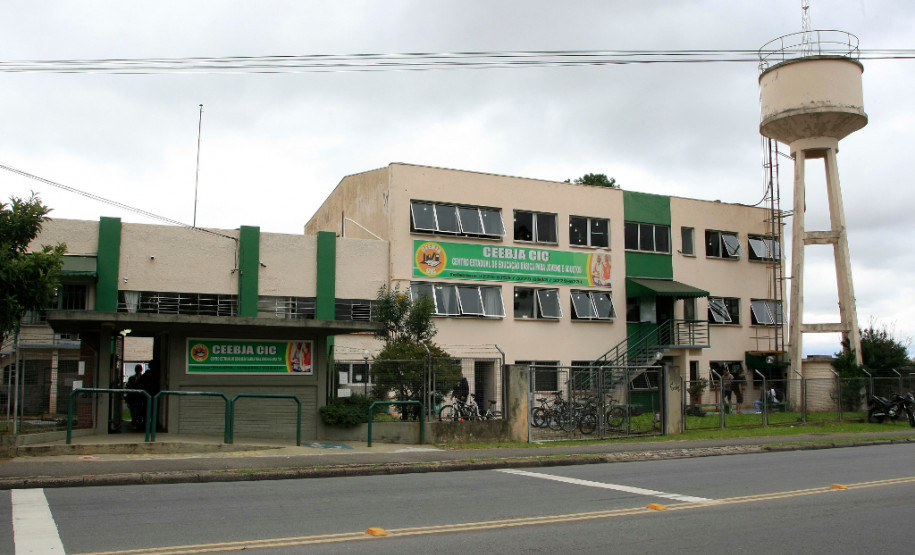 Aluna da EJA vence concurso sobre Zumbi dos Palmares O Paraná tem 97 Centros Estaduais de Educação Básica para Jovens e Adultos (Ceebjas), que atendem mais de 140 mil estudantes acima de 15 anos. Além dos Ceebjas, a Secretaria de Estado da Educação conta com 245 escolas que ofertam a educação para jovens e adultos.