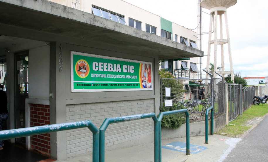 Aluna da EJA vence concurso sobre Zumbi dos Palmares O Paraná tem 97 Centros Estaduais de Educação Básica para Jovens e Adultos (Ceebjas), que atendem mais de 140 mil estudantes acima de 15 anos. Além dos Ceebjas, a Secretaria de Estado da Educação conta com 245 escolas que ofertam a educação para jovens e adultos.