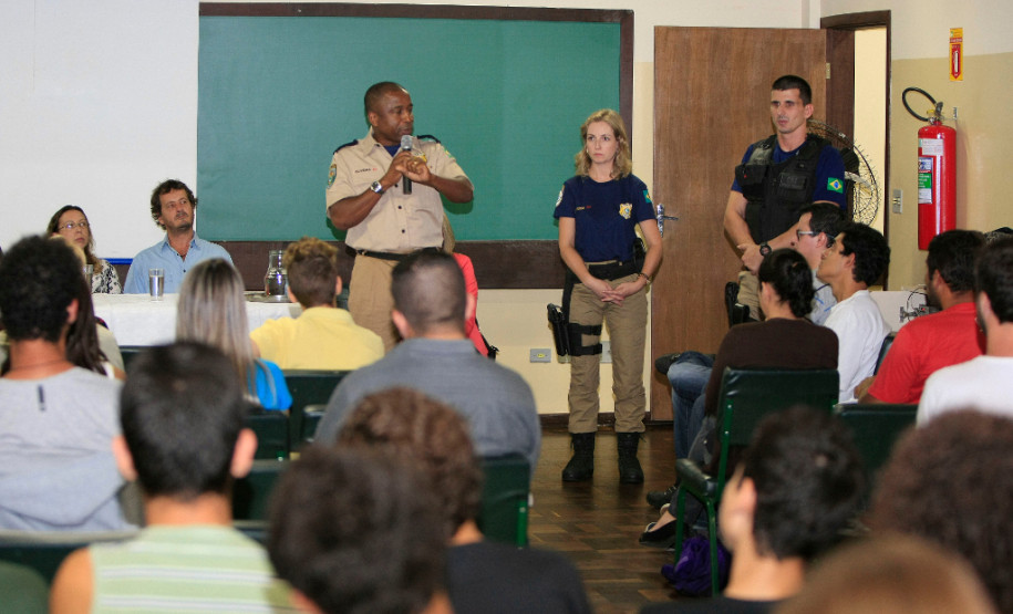 Palestras sobre gestão e preservação do ambiente em CEEP A preservação da fauna e da flora brasileiras e políticas ambientais foram os temas abordados na abertura das atividades do curso técnico em nível médio em Meio Ambiente do Centro Estadual de Educação Profissional Newton Freire Maia, em Pinhais, na Região Metropolitana de Curitiba (RMC). As palestras fazem parte das ações da escola para fortalecer a interação entre estudantes, profissionais e pesquisadores dos cursos ofertados pela instituição.