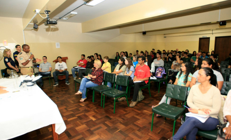 Palestras sobre gestão e preservação do ambiente em CEEP A preservação da fauna e da flora brasileiras e políticas ambientais foram os temas abordados na abertura das atividades do curso técnico em nível médio em Meio Ambiente do Centro Estadual de Educação Profissional Newton Freire Maia, em Pinhais, na Região Metropolitana de Curitiba (RMC). As palestras fazem parte das ações da escola para fortalecer a interação entre estudantes, profissionais e pesquisadores dos cursos ofertados pela instituição.