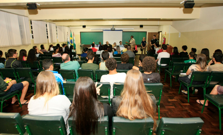 Palestras sobre gestão e preservação do ambiente em CEEP A preservação da fauna e da flora brasileiras e políticas ambientais foram os temas abordados na abertura das atividades do curso técnico em nível médio em Meio Ambiente do Centro Estadual de Educação Profissional Newton Freire Maia, em Pinhais, na Região Metropolitana de Curitiba (RMC). As palestras fazem parte das ações da escola para fortalecer a interação entre estudantes, profissionais e pesquisadores dos cursos ofertados pela instituição.