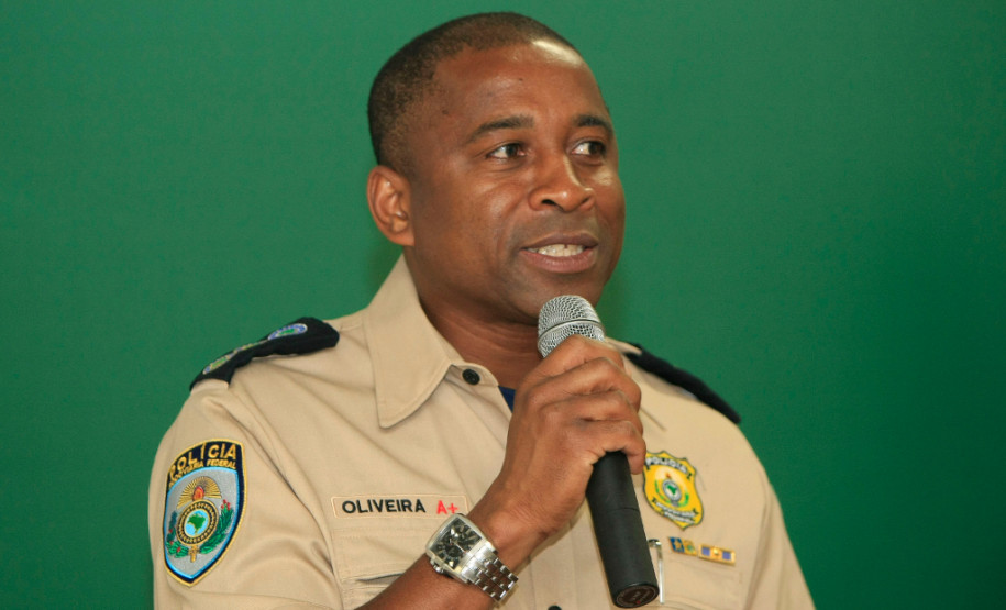 Palestras sobre gestão e preservação do ambiente em CEEP O superintendente da Polícia Rodoviária Federal no Paraná, Ismael de Oliveira, destacou a importância de trabalhar o tema dentro das escolas