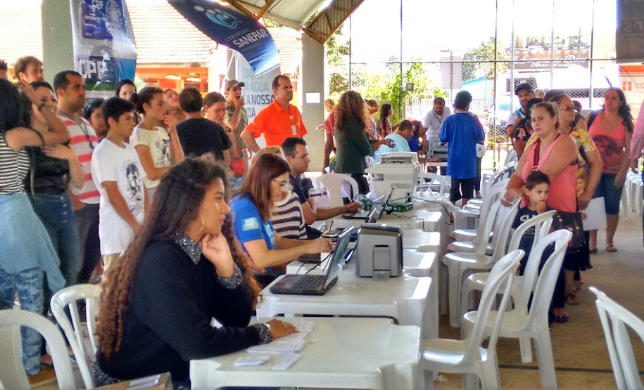 Feira de serviços aproxima escola de comunidade O Colégio Estadual Professor Altair da Silva Leme aproveitou a realização de uma feira de serviços gratuitos à comunidade na sexta-feira e no sábado (04 e 05), nas vilas Zumbi e Liberdade, em Colombo, Região Metropolitana de Curitiba, para se aproximar da comunidade escolar. O evento UPS Cidadania integra o programa Unidade Paraná Seguro (UPS) do governo do Estado e instituições parceiras.