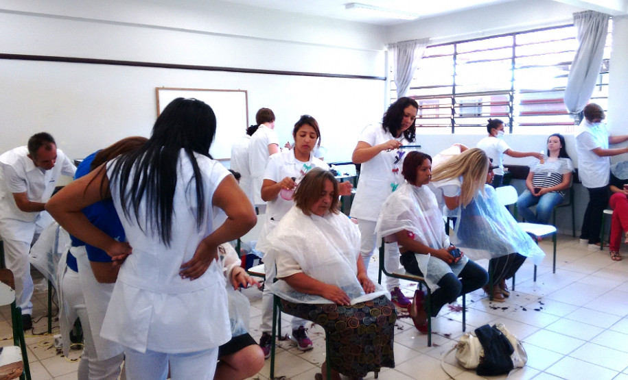 Feira de serviços aproxima escola de comunidade O Colégio Estadual Professor Altair da Silva Leme aproveitou a realização de uma feira de serviços gratuitos à comunidade na sexta-feira e no sábado (04 e 05), nas vilas Zumbi e Liberdade, em Colombo, Região Metropolitana de Curitiba, para se aproximar da comunidade escolar. O evento UPS Cidadania integra o programa Unidade Paraná Seguro (UPS) do governo do Estado e instituições parceiras.