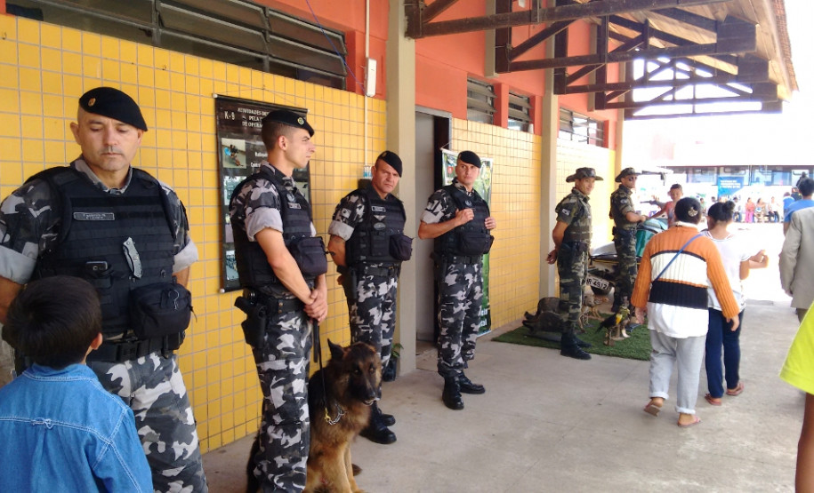 Feira de serviços aproxima escola de comunidade O Colégio Estadual Professor Altair da Silva Leme aproveitou a realização de uma feira de serviços gratuitos à comunidade na sexta-feira e no sábado (04 e 05), nas vilas Zumbi e Liberdade, em Colombo, Região Metropolitana de Curitiba, para se aproximar da comunidade escolar. O evento UPS Cidadania integra o programa Unidade Paraná Seguro (UPS) do governo do Estado e instituições parceiras.