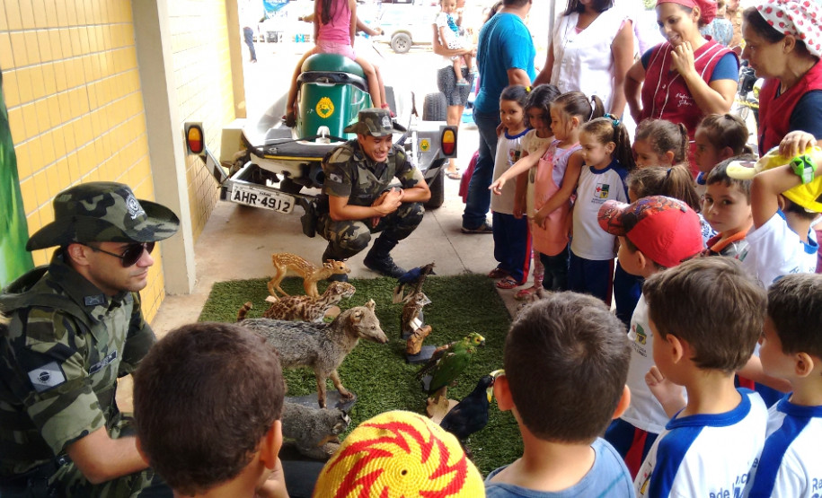 Feira de serviços aproxima escola de comunidade O Colégio Estadual Professor Altair da Silva Leme aproveitou a realização de uma feira de serviços gratuitos à comunidade na sexta-feira e no sábado (04 e 05), nas vilas Zumbi e Liberdade, em Colombo, Região Metropolitana de Curitiba, para se aproximar da comunidade escolar. O evento UPS Cidadania integra o programa Unidade Paraná Seguro (UPS) do governo do Estado e instituições parceiras.