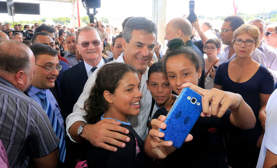 O município de Umuarama ganhará uma nova escola estadual, construída em terreno doado pelo município. Na sexta-feira (04), durante almoço logo após a inauguração do Hospital do Câncer, o prefeito Moacir Silva, o governador Beto Richa e a chefe do Núcleo Regional de Educação da cidade, Gilmara Zanata, assinaram o documento que oficializa a doação.