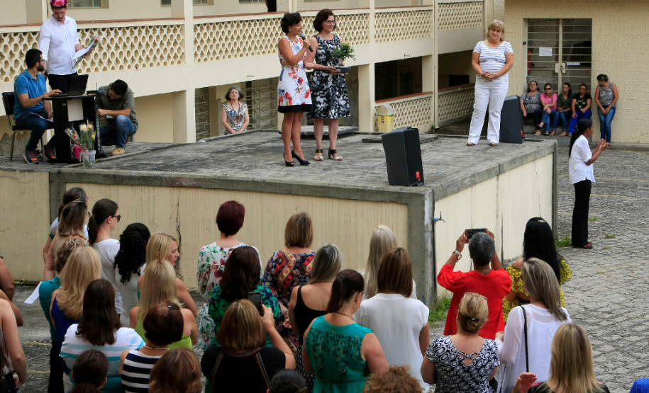 As servidoras da Secretaria de Estado da Educação tiveram uma tarde diferente nesta terça-feira (8), Dia Internacional da Mulher. Atividades culturais, cartazes e depoimentos pessoais e profissionais marcaram a data. Também foram declarados poemas, poesias, contos e histórias de lutas e conquistas das profissionais da educação.