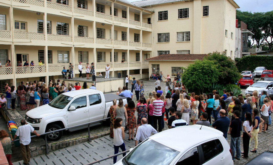 As servidoras da Secretaria de Estado da Educação tiveram uma tarde diferente nesta terça-feira (8), Dia Internacional da Mulher. Atividades culturais, cartazes e depoimentos pessoais e profissionais marcaram a data. Também foram declarados poemas, poesias, contos e histórias de lutas e conquistas das profissionais da educação.