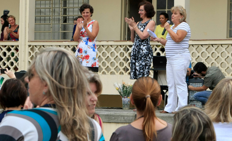 As servidoras da Secretaria de Estado da Educação tiveram uma tarde diferente nesta terça-feira (8), Dia Internacional da Mulher. Atividades culturais, cartazes e depoimentos pessoais e profissionais marcaram a data. Também foram declarados poemas, poesias, contos e histórias de lutas e conquistas das profissionais da educação.
