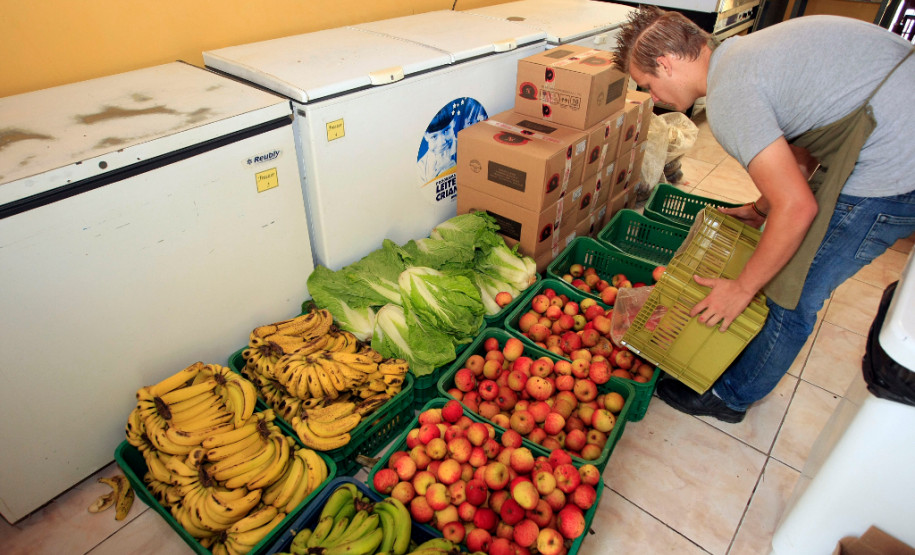 Nessa terça-feira (8), a Associação para o Desenvolvimento da Agroecologia do Paraná (Aopa) de Colombo, na Região Metropolitana de Curitiba, entregou bananas, maçãs, acelga, repolho, cebolinha verde e beterraba ao Colégio Estadual Zumbi dos Palmares, no mesmo município.