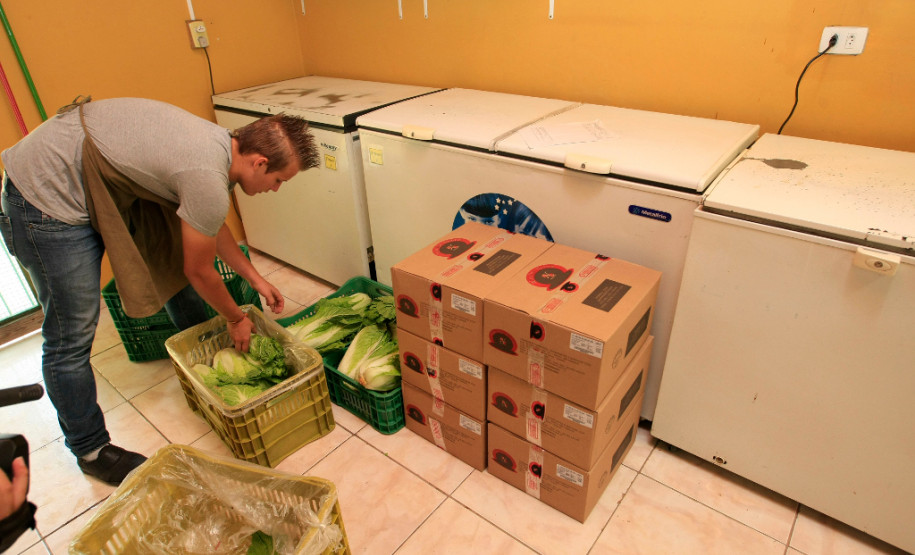 Nessa terça-feira (8), a Associação para o Desenvolvimento da Agroecologia do Paraná (Aopa) de Colombo, na Região Metropolitana de Curitiba, entregou bananas, maçãs, acelga, repolho, cebolinha verde e beterraba ao Colégio Estadual Zumbi dos Palmares, no mesmo município.